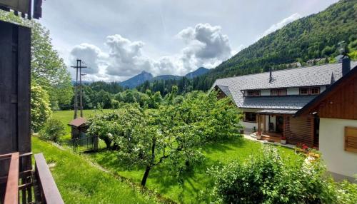 - une vue depuis le balcon d'une maison avec des montagnes en arrière-plan dans l'établissement Mountain Apartment Rododendro, à Tarvisio