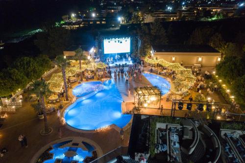 Pomegranate Wellness Spa Hotel في نيا بوتيدايا: اطلالة علوية على مسبح في الليل