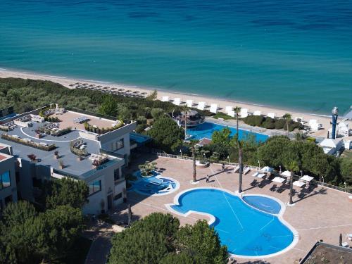 vista aerea sul resort e sulla spiaggia di Pomegranate Wellness Spa Hotel a Nea Potidaea