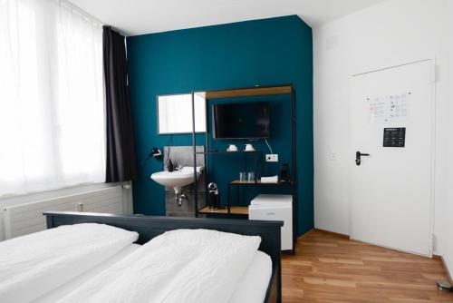 Berg的住宿－伯傑中心公寓，一间卧室设有蓝色墙壁、水槽和一张床