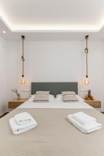 Una cama o camas en una habitación de Mare Monte Studios Naxos