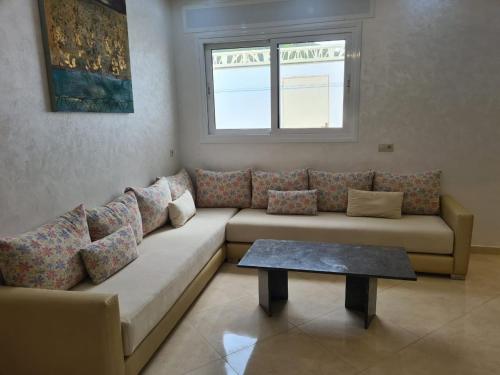 a living room with a couch and a table at Appartements Horizon in M'diq
