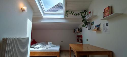 Un pat sau paturi într-o cameră la Zimmer mit Bad und Garagenparkplatz