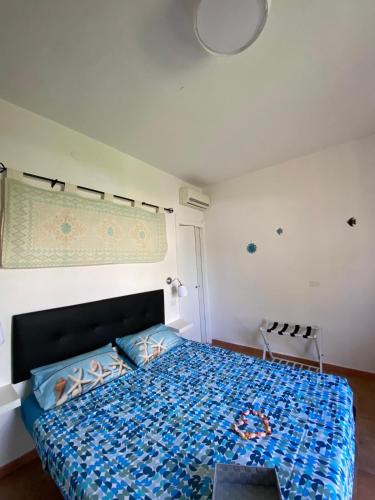a bedroom with a bed with a blue comforter at Dolce Bungalow R5915 in Pula