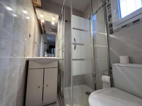 une salle de bain avec toilettes, lavabo et douche dans l'établissement Appartement Rez-de-Jardin: Piscine, Terrasse, Parking, Wi-Fi en Option - FR-1-387-63, à Marseillan