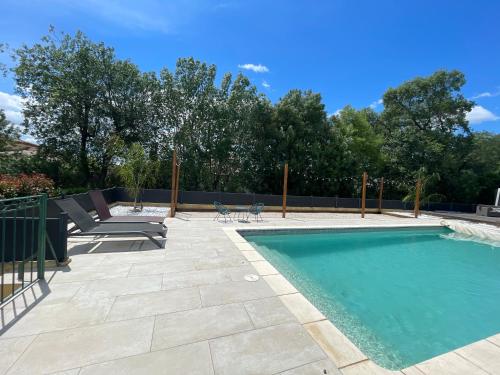 - une piscine avec un banc et une table dans l'établissement Chambre indépendante 25 m2 au calme avec piscine et terrain de pétanque, à Lieuran-lès-Béziers