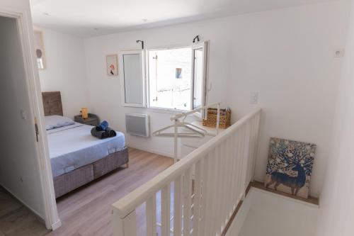 une chambre avec un lit et une fenêtre dans l'établissement Le Vénitien, à Marseille