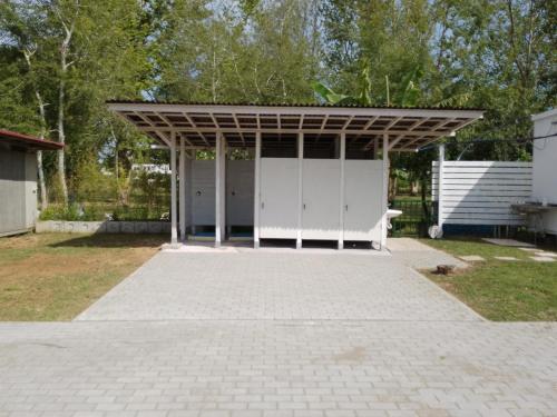 Das Gebäude in dem sich der Campingplatz befindet