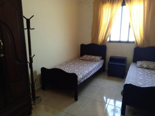 Postel nebo postele na pokoji v ubytování zehriyeh two bedroom apartment