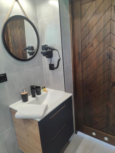 a bathroom with a sink and a mirror at Na polanie in Czerwienne