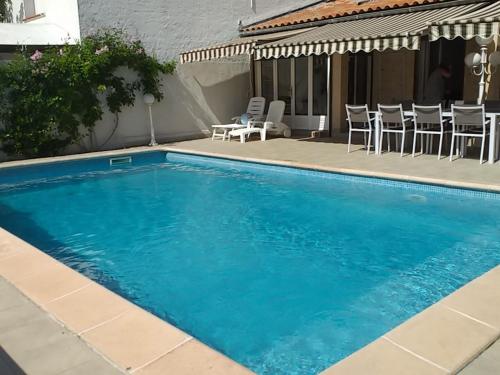 villa spacieuse avec piscine