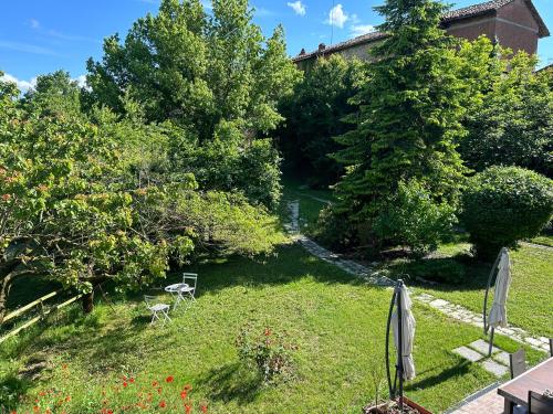 a garden with a table and chairs and trees at Il Casale in Colcavagno