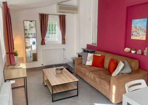 un salon avec un canapé et une table dans l'établissement Logement calme et chaleureux dans villa, à Évenos