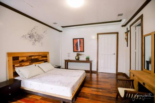 Katil atau katil-katil dalam bilik di Japanese-inspired Home in Daet