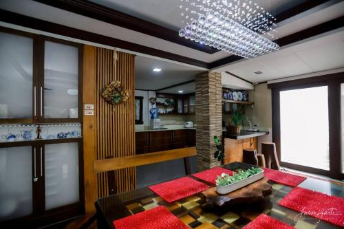Dapur atau dapur kecil di Japanese-inspired Home in Daet