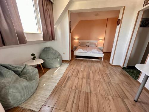 Habitación pequeña con cama y sofá en Your Room Primorsko en Primorsko