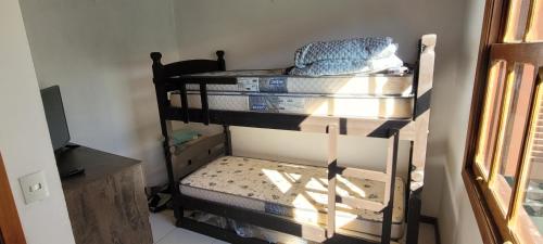 una habitación con dos literas en una habitación en Casa floresta casal, en Campos do Jordão