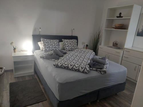 ein Schlafzimmer mit einem großen Bett mit Kissen darauf in der Unterkunft Apartma Rakita in Moravske-Toplice