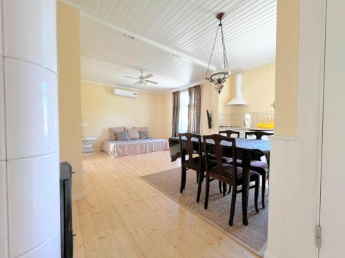 una sala da pranzo e un soggiorno con tavolo e sedie. di Tulbi Guesthouse a Pärnu