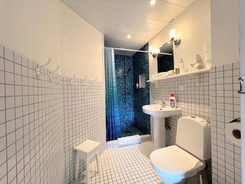 bagno bianco con servizi igienici e lavandino di Tulbi Guesthouse a Pärnu