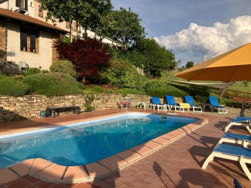 PontiにあるCasa Petra - Casa Tre Stelle - Casa Caneva - Ferien für 6-14 Personenの椅子とパラソルのあるプール