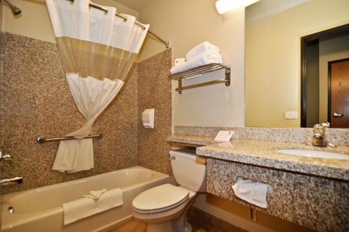 Bilik mandi di Montcler Hotel & Conference Center, Trademark by Wyndham