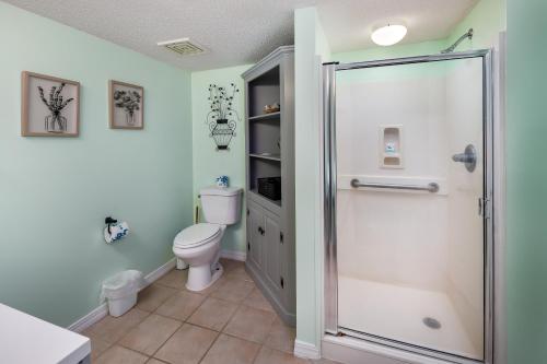een badkamer met een douche en een toilet bij Gulf Dunes 208: Beautifully remodeled condo, fee beach chairs, tennis court in Fort Walton Beach
