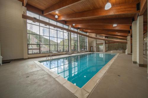 una grande piscina in un grande edificio di Pines 2129 a Keystone