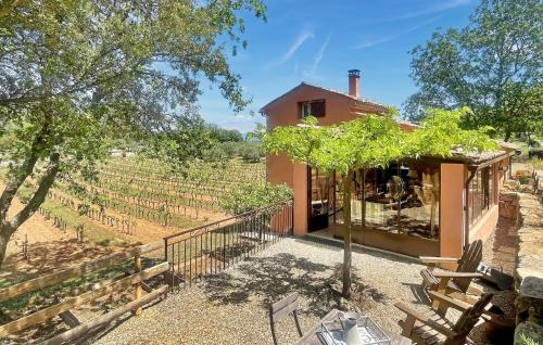 une maison avec un arbre devant dans l'établissement Lou Cabe Roma, à Carcès