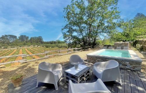 un patio avec des chaises et une piscine dans l'établissement Lou Cabe Roma, à Carcès