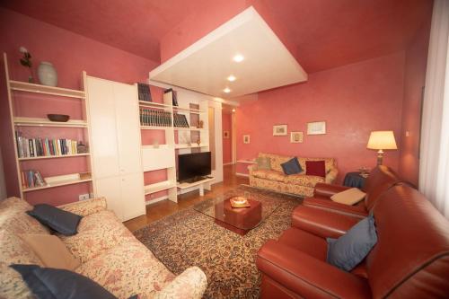 a living room with a couch and a tv at Gisella Maison, Mare e Relax - parcheggio gratuito in Rimini