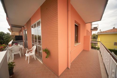 a balcony of a house with an orange wall at Gisella Maison, Mare e Relax - parcheggio gratuito in Rimini