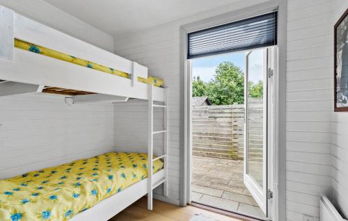 1 dormitorio con literas y puerta corredera de cristal en 2 Bedroom Lovely Home In Sams en Onsbjerg