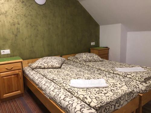sypialnia z łóżkiem z 2 poduszkami w obiekcie Pensiunea Răzvan w mieście Gura Râului