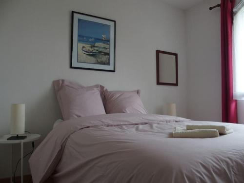 un lit blanc avec deux serviettes dessus dans l'établissement Pour un séjour au calme entre océan et montagne, à Ustaritz