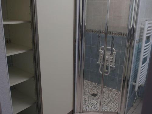 une douche avec une porte vitrée dans une salle de bain dans l'établissement Pour un séjour au calme entre océan et montagne, à Ustaritz