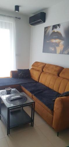 salon z kanapą i stołem w obiekcie Apartament JB 56m2 parking,balkon,2sypialnie w mieście Legnica
