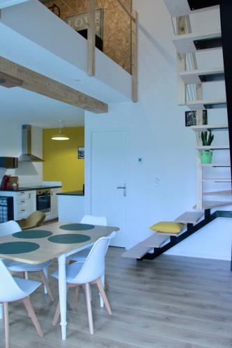 une cuisine et une salle à manger avec une table et des chaises dans l'établissement Le figuier, à Saint-Sauveur