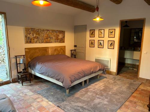 une chambre avec un lit dans une pièce dans l'établissement Suite piscine, à Valensole