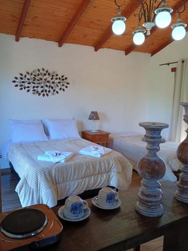 um quarto com uma cama e uma mesa com pratos em Chalé Torneados em Tiradentes