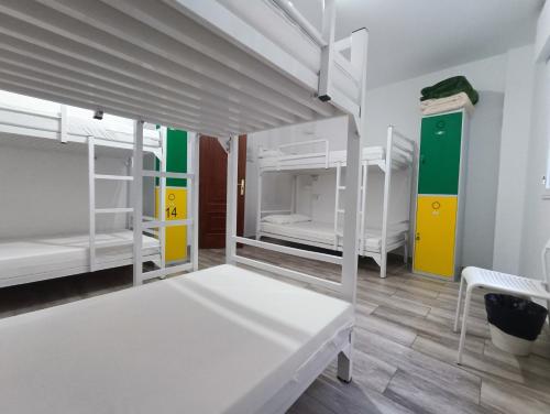 パドロンにあるA Barca de Pedraの白い二段ベッドが備わる客室です。