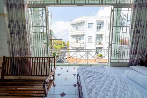 ヴィンロンにあるThien Thanh Hotelのベッドルーム1室(ベッド1台、大きな窓付)