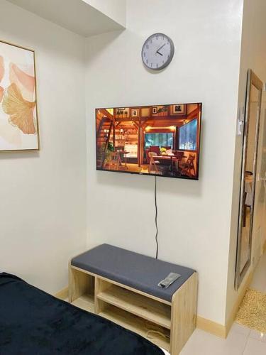 A television and/or entertainment centre at Stylish Studio in Downtown with Remote Work Setup