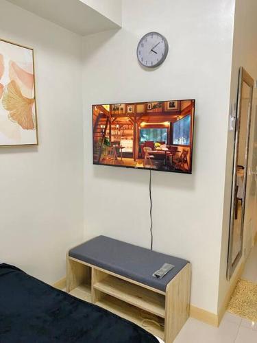 Μια τηλεόραση ή/και κέντρο ψυχαγωγίας στο Stylish Studio in Downtown with Remote Work Setup
