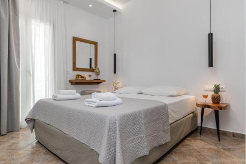Una cama o camas en una habitación de Mare Monte Studios Naxos