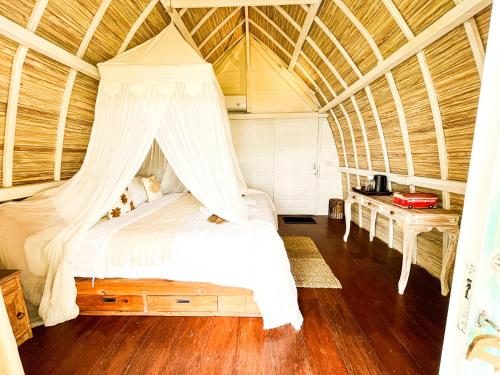 Una cama o camas en una habitación de The Edge Lembongan