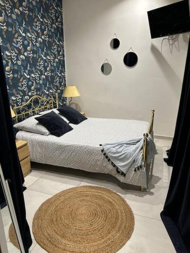 une chambre avec un lit et un tapis au sol dans l'établissement Résidence Cannes Plage Business Saisonnier, à Cannes