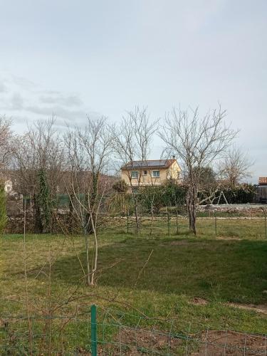 Φωτογραφία από το άλμπουμ του chambres plus salon 25 M2 et table d'hôtes Ruoms σε Ruoms