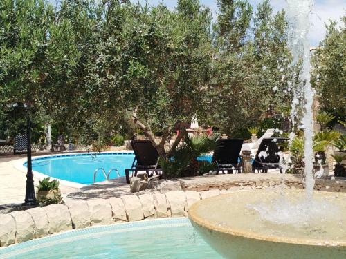 a fountain in the middle of a swimming pool at Villa Virginia in Ragusa