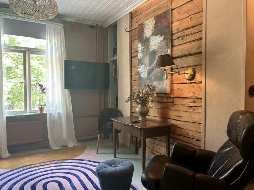 ein Wohnzimmer mit Schreibtisch und Stuhl in der Unterkunft ArtBeat Home in Turku